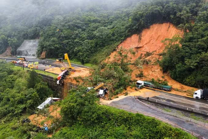Sạt lở đất có thể xảy ra bởi nhiều yếu tố, trong đó có con người (Ảnh minh họa: Linkedin).
