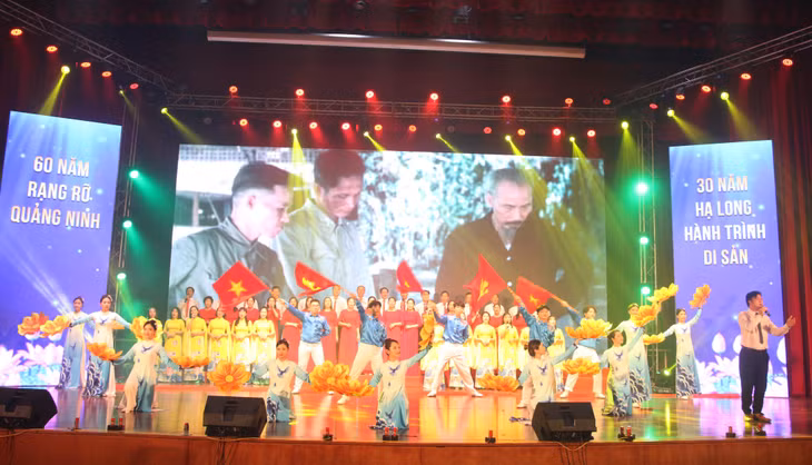 Tiết mục hợp ca "Học tập làm theo tấm gương Bác Hồ" của đoàn nghệ thuật phường Hoành Bồ.