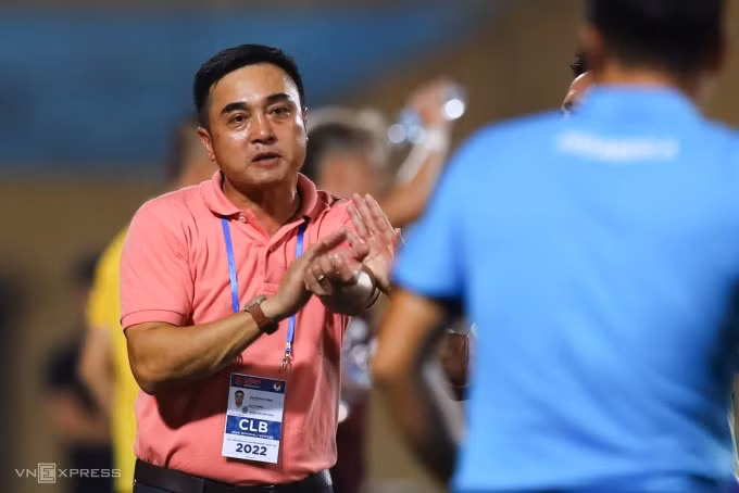 HLV Nguyễn Đức Thắng dẫn dắt CLB Bình Định tại V-League 2022. Ảnh: Như Ý