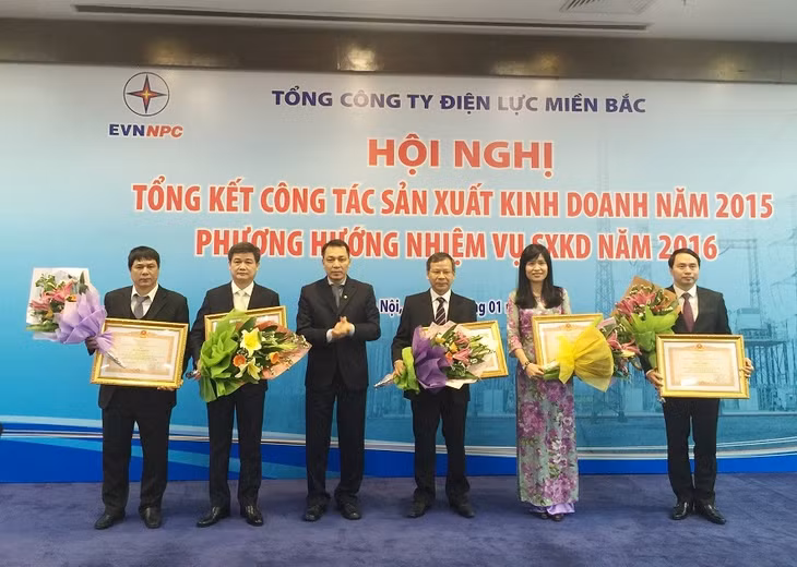 Ông Nguyễn Thanh Tĩnh, Bí thư Đảng ủy, Giám đốc Công ty (người đứng thứ hai từ trái sang) được Thủ tướng Chính phủ tặng Bằng khen vì đã có thành tích xuất sắc trong công tác từ năm 2010 đến năm 2014 góp phần vào sự nghiệp xây dựng chủ nghĩa xã hội và bảo vệ Tổ quốc.
