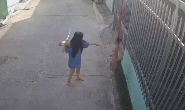 Camera ghi lại hình ảnh người phụ nữ dùng chổi đánh bé trai vào ngày 23/8 - Ảnh cắt từ video