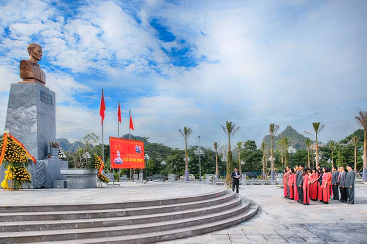 Lễ kết nạp Đảng được tổ chức trước tượng đài đồng chí Vũ Văn Hiếu, TP Hạ Long, Quảng Ninh.