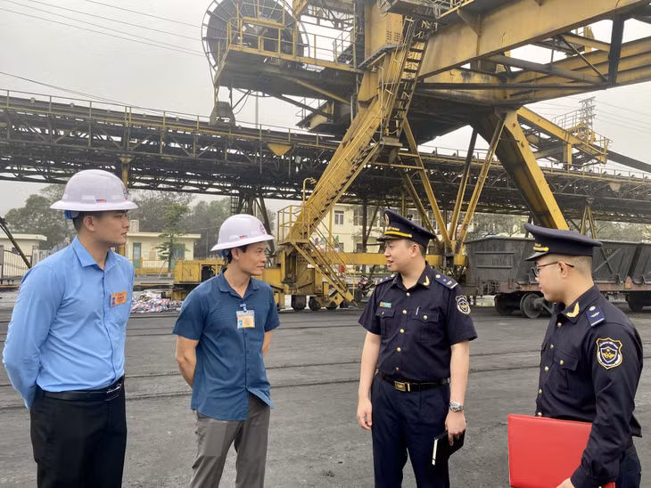 Công chức Chi cục Hải quan cửa khẩu cảng Cẩm Phả làm việc với Công ty Kho vận và cảng Cẩm Phả tại cảng Cửa Ông (TP Cẩm Phả) để kịp thời nắm bắt kế hoạch sản xuất kinh doanh của đơn vị.