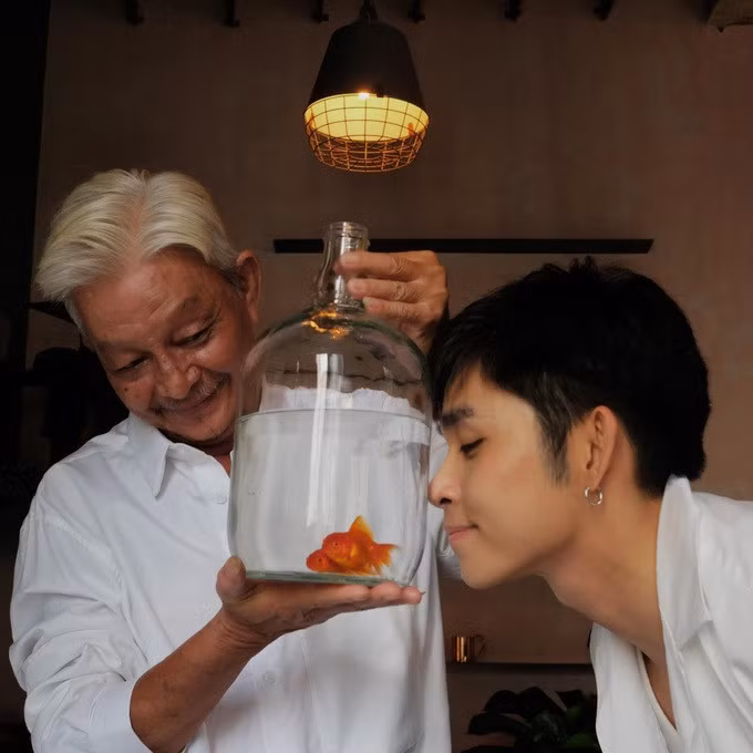 Jun Phạm và bố (Ảnh: Facebook nhân vật).