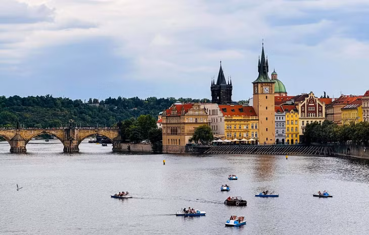 Sông Vltava đẹp thơ mộng chảy qua thành phố. Ảnh: Hậu Nguyễn