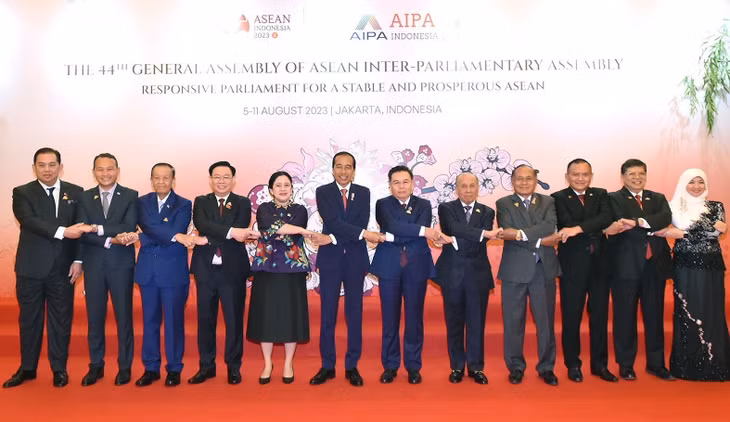 Chủ tịch Quốc hội Vương Đình Huệ và Tổng thống Indonesia Joko Widodo, Chủ tịch Hạ viện Indonesia, Chủ tịch AIPA 2023 Puan Maharani cùng đại biểu chụp ảnh lưu niệm. Ảnh: Doãn Tấn/TTXVN