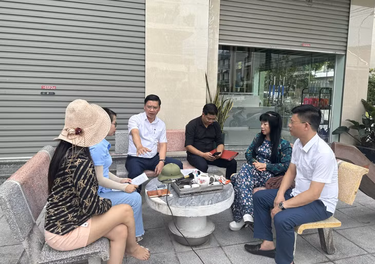 Lãnh đạo TP Cẩm Phả làm việc với hộ dân bị ảnh hưởng.