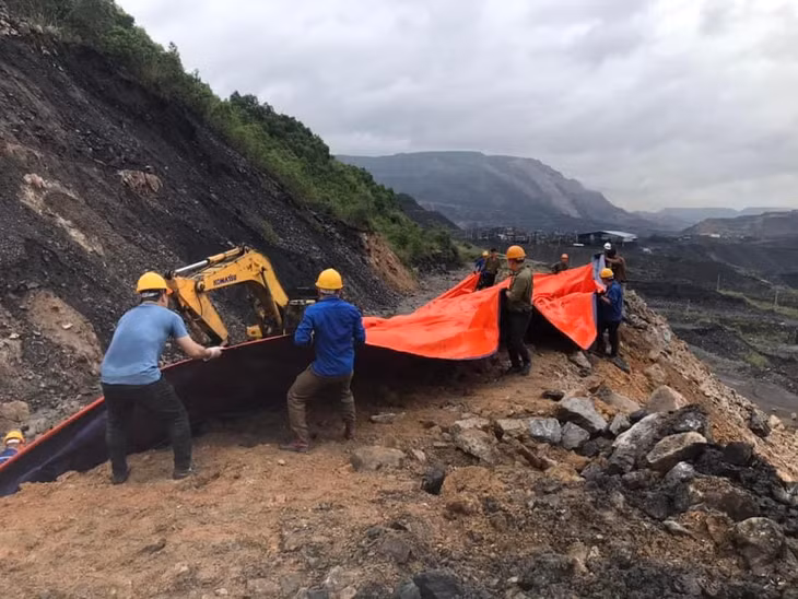 Phủ bạt, chống thấm tuyến mương thoát +45 Nam.