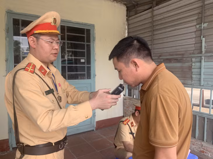 Cán bộ CSGT kiểm tra nồng độ cồn đối với lái xe lưu thông trên QL18, đoạn qua địa bàn TP Hạ Long.