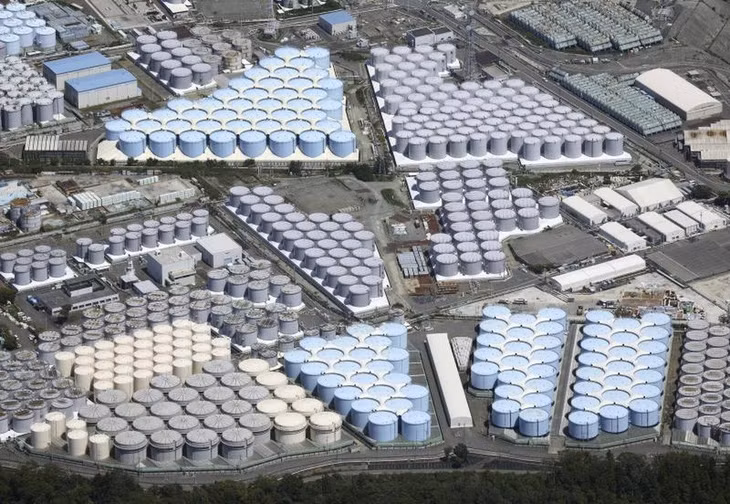 Những bể chứa nước thải phóng xạ đã qua xử lý từ nhà máy điện hạt nhân Fukushima (Ảnh: Le Monde).