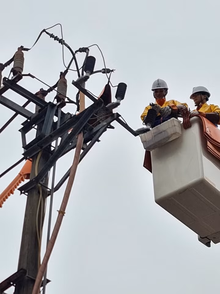 Công nhân Đội Hotline xử lý khiếm khuyết trên lưới điện trung áp 22 kV.