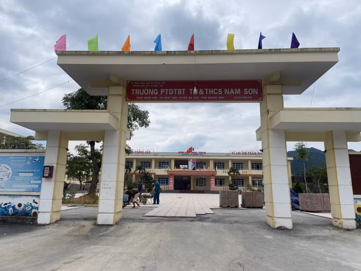 Trường PTDTBT, TH&amp;THCS Nam Sơn (huyện Ba Chẽ) đang được làm lại sân trường, sẵn sàng chào đón năm học 2023-3024.