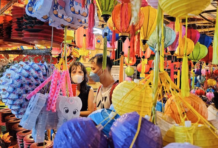 Nhiều người tranh thủ thời gian rảnh đến dạo chơi và mua sắm.