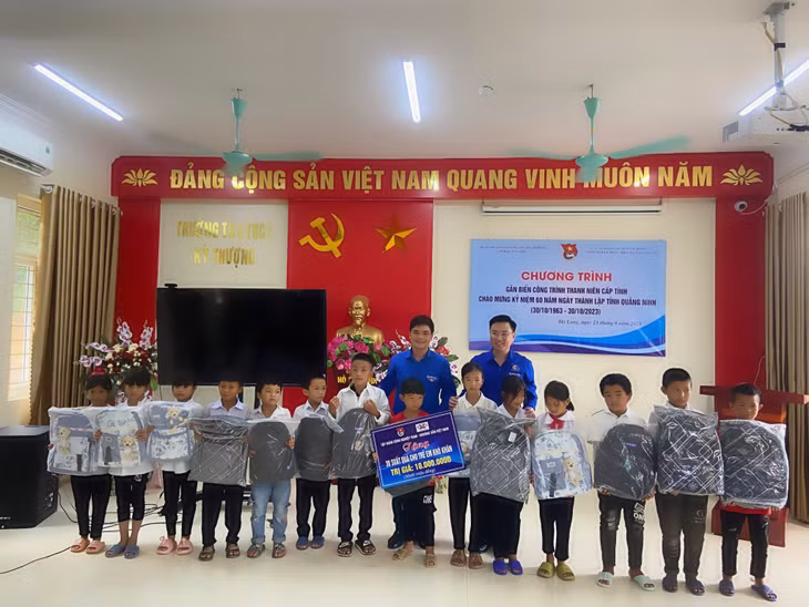 Trao tặng 30 chiếc cặp sách trị giá 10 triệu đồng cho các em học sinh chuẩn bị bước vào năm học mới.