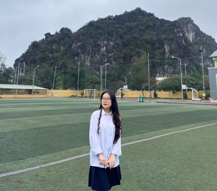 Vi Thùy Linh, học sinh lớp 11A10, Trường THPT Trần Phú (TP Móng Cái). Ảnh: Nhân vật cung cấp