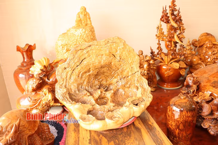 Dù qua tác động của con người nhưng phần lớn tác phẩm vẫn giữ được nét tự nhiên vốn có của nó như các khối nu, u, vân, thế đứng