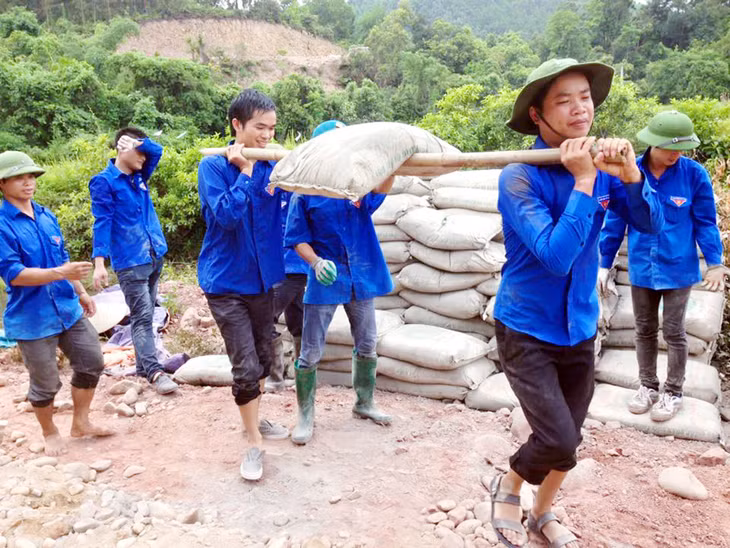ĐVTN xã Đông Ngũ (huyện Tiên Yên) tham gia làm đường bê tông tại thôn Quế Sơn, năm 2015. Ảnh: Minh Hà