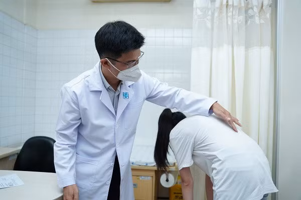 Khám bệnh cho bệnh nhân tại Bệnh viện Đại học Y dược TPHCM