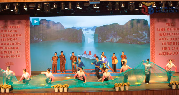 Tiết mục hát chèo đường của đoàn TP Hạ Long.