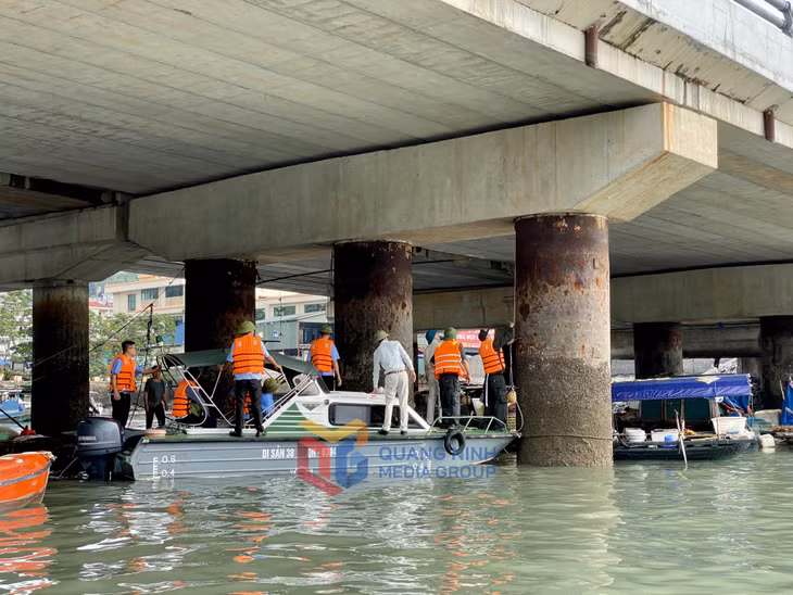 Lực lượng chức năng thành phố xử lý các phương tiện thủy neo đậu không đúng quy định.
