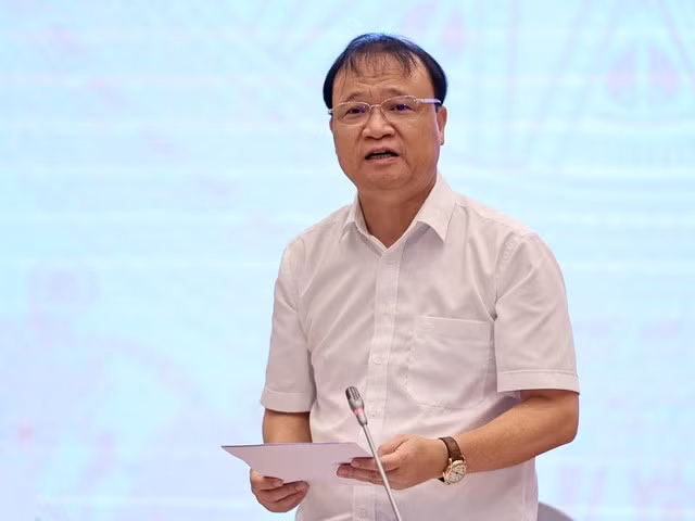 Thứ trưởng Bộ Công Thương Đỗ Thắng Hải trả lời báo chí về đề xuất điều chỉnh giá điện 3 tháng 1 lần - Ảnh: VGP/Nhật Bắc