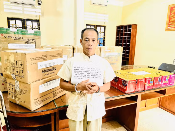 Đối tượng Lý Văn Minh và tang vật tại cơ quan Công an.