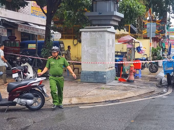 Công an phong toả, khám nghiệm hiện trường vụ ẩu đả, chiều 31/8. Ảnh: Đình Văn