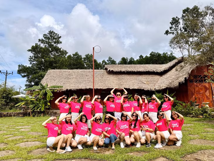 Du khách chụp ảnh tại Khu du lịch cộng đồng Kỳ Thượng Am Váp Farm.