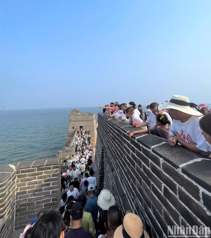 Rất đông du khách ngắm biển từ trên Trường Thành. (Ảnh: YÊN ĐỖ)