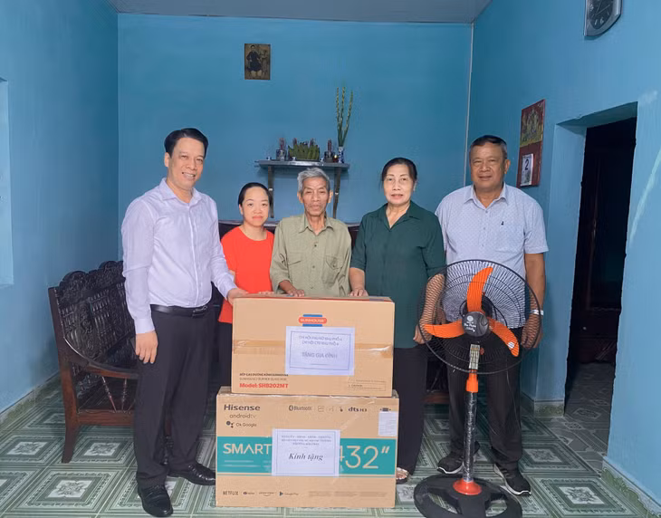Ngoài được hỗ trợ sửa chữa nhà ở, xây mới lại bếp, gia đình ông Đặng Huy Tú (tổ 8, khu 4, phường Bãi Cháy) cũng đã được lãnh đạo Ủy ban MTTQ phường Bãi Cháy và Chi hội Phụ nữ khu 4 (phường Bãi Cháy) đến trao tặng các trang thiết bị thiết yếu sử dụng trong sinh hoạt.