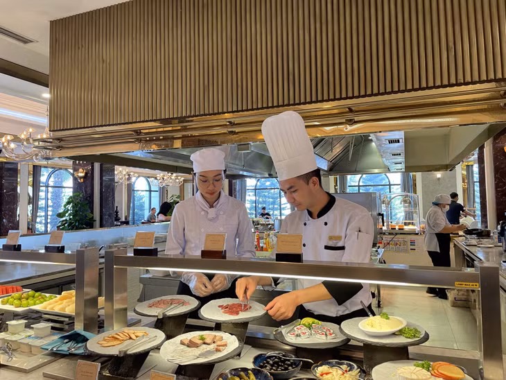 Sinh viên Trường Đại học Hạ Long (bên trái) vừa tốt nghiệp năm 2023 đã được Khu nghỉ dưỡng Vinpearl Resort &amp; Spa Hạ Long nhận vào làm việc.