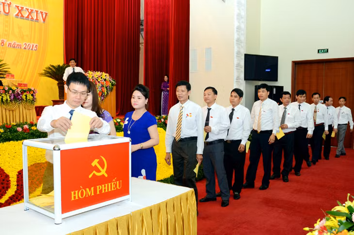 Đại biểu bỏ phiếu bầu BCH Đảng bộ và Bí thư Thành ủy TP Hạ Long khóa XXIV, nhiệm kỳ 2015-2020. Ảnh: Đỗ Phương