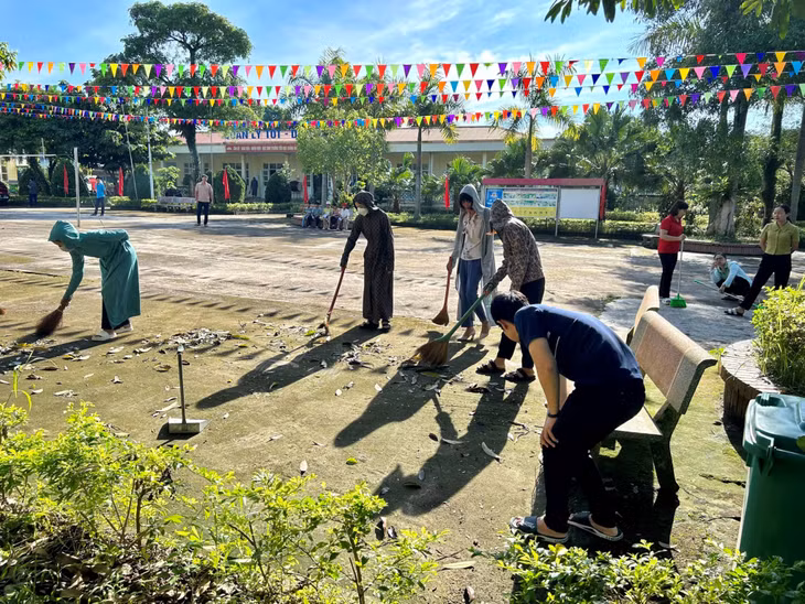 Giáo viên và phụ huynh trường Tiểu học Quảng An (xã Quảng An, huyện Đầm Hà) dọn vệ sinh chuẩn bị cho năm học 2023-2024.