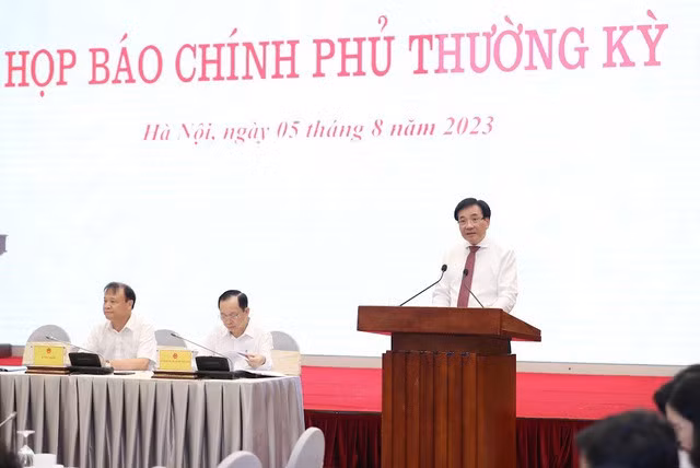 Bộ trưởng, Chủ nhiệm Văn phòng Chính phủ Trần Văn Sơn, Người phát ngôn của Chính phủ, cung cấp thông tin tới báo chí tại họp báo - Ảnh: VGP/Nhật Bắc