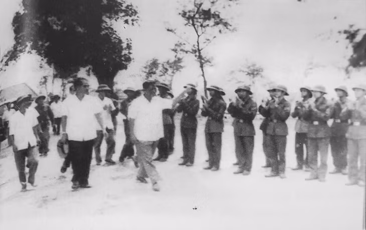 Đồng chí Lê Duẩn, Tổng Bí thư Ban Chấp hành Trung ương Đảng đến thăm quân và dân đảo Cô Tô, (Cẩm Phả huyện cũ). Ảnh tư liệu