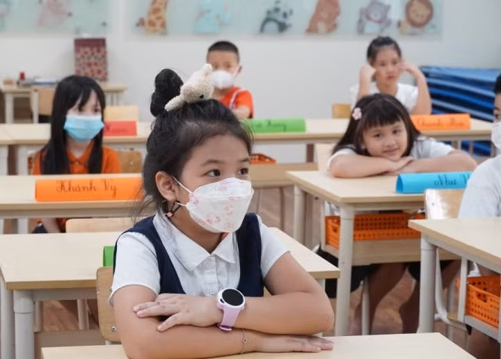 Cứ đầu năm học, phụ huynh lại phải lo đủ khoản đóng học cho con. (Ảnh minh họa)
