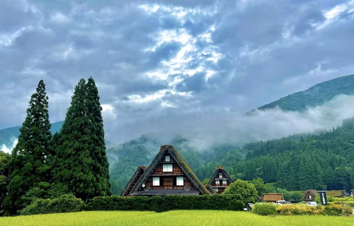 Cuối Hè, Shirakawa-go chìm trong sắc màu xanh ngát của cỏ cây, hoa lá. Đến mùa Thu, không gian trở nên thơ mộng khi lá cây bắt đầu chuyển sang màu đỏ. Ảnh: Nguyễn Vân