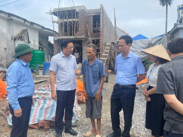 Đoàn giám sát Ủy Ban MTTQ tỉnh kiểm tra thực tế tiến độ triển khai xóa nhà ở tạm, nhà dột nát tại xã Liên Vị