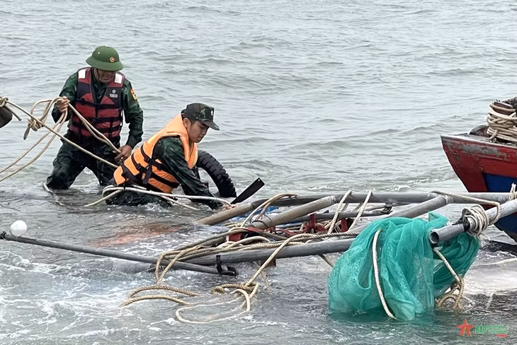 Đồn Biên phòng Trà Cổ nhanh chóng điều động lực lượng, phương tiện cơ động ra hiện trường để cứu nạn