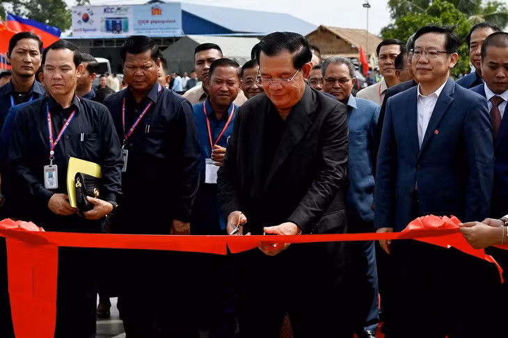 Thủ tướng Hun Sen cắt băng khánh thành tuyến đường mới ở Campuchia ngày 3-8 - Ảnh: AFP