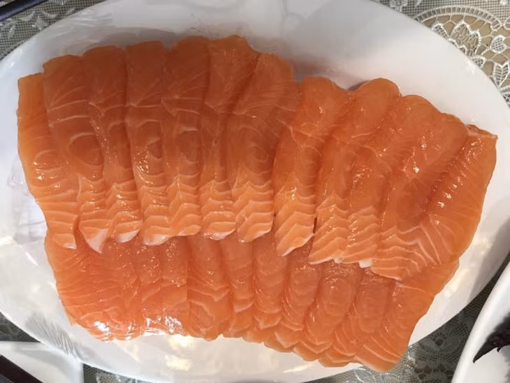 Cá hồi là loại thực phẩm giàu vitamin. Ảnh: Kiều Vũ