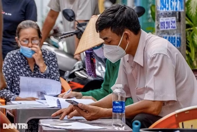 Người hoạt động không chuyên trách cấp thôn chưa thuộc diện tham gia bảo hiểm xã hội bắt buộc.