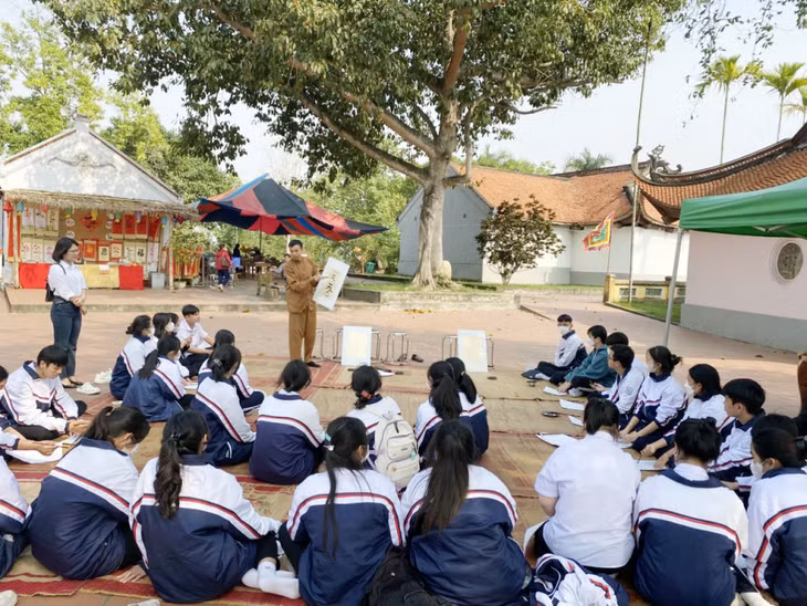 Du khách nhí tham gia các hoạt động trải nghiệm tại di tích Bạch Đằng.