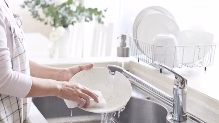 Bạn nên biết một số mẹo rửa sạch bát đĩa mà không cần nước rửa chén.