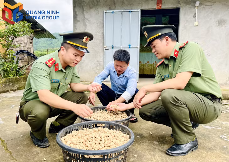 Lực lượng An ninh Công an huyện Hải Hà tuyên truyền, vận động quần chúng nhân dân tại bản Mốc 13, xã Quảng Đức.