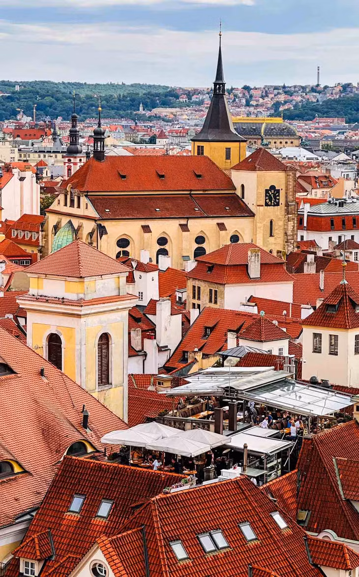 Bên cạnh đó, du khách đến Praha có thể ngắm nhìn phong cảnh từ đồi Petrin, chụp ảnh kỷ niệm bên tòa Nhà khiêu vũ hay Tòa thị chính Praha… Ảnh: Hậu Nguyễn