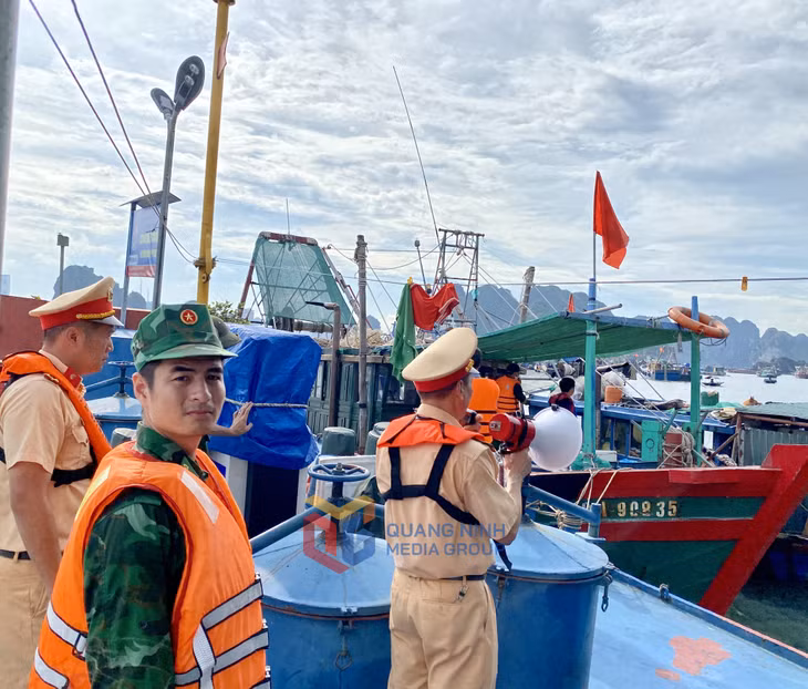 Lực lượng chức năng TP Hạ Long tuyên truyền cho các chủ phương tiện thủy về chủ trương của thành phố trong việc bố trí, sắp xếp các điểm neo đậu tàu thuyền đúng nơi quy định.