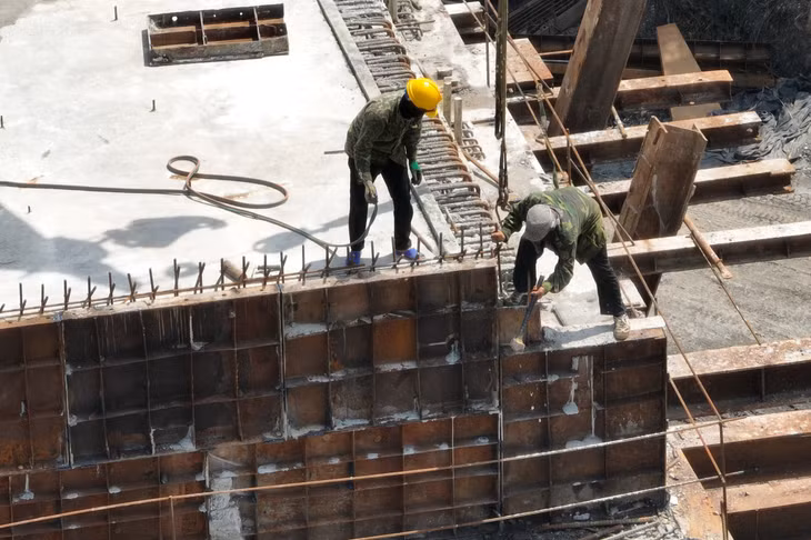 Hiện công tác tổ chức thi công đang được chủ đầu tư và các nhà thầu tập trung thực hiện. Song song với đó là tiếp tục giải quyết những khó khăn về nguồn vật liệu đất đắp để triển khai đấu thầu các gói thầu thi công đường.