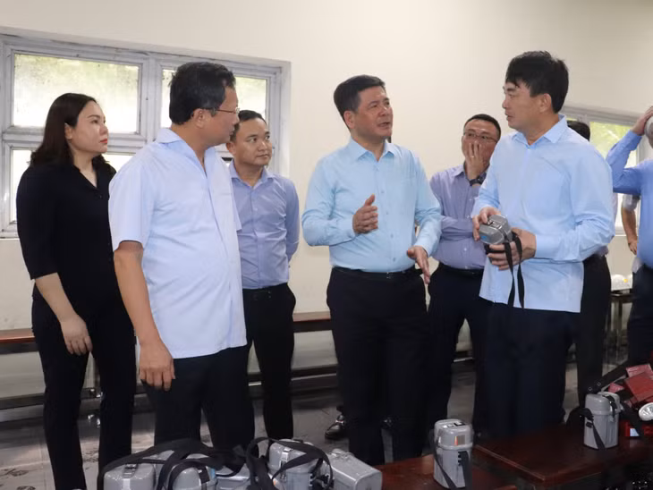 Bộ trưởng Bộ Công Thương Nguyễn Hồng Diên kiểm tra dụng cụ bình tự cứu trang bị cho công nhân trước khi vào lò tại Công ty CP Than Vàng Danh.