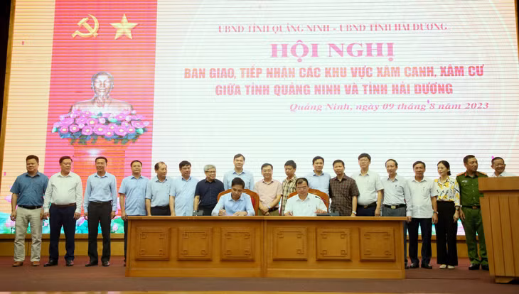 Đại diện lãnh đạo 2 tỉnh Quảng Ninh và Hải Dương ký kết biên bản về việc bàn giao, tiếp nhận các khu vực xâm canh, xâm cư giữa 2 tỉnh.